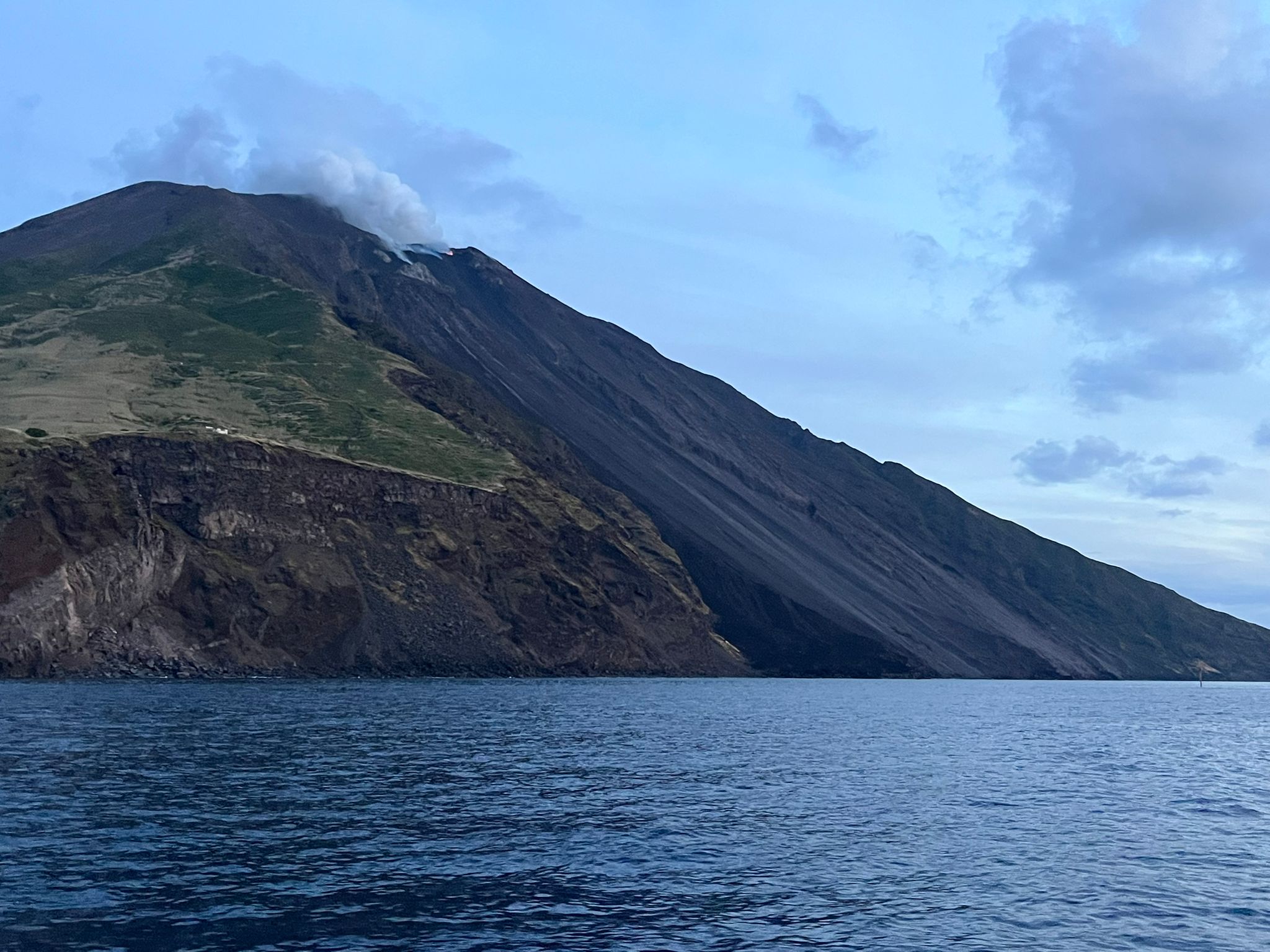 Students’ support activity for the INGV operations centers of Vulcano and Stromboli